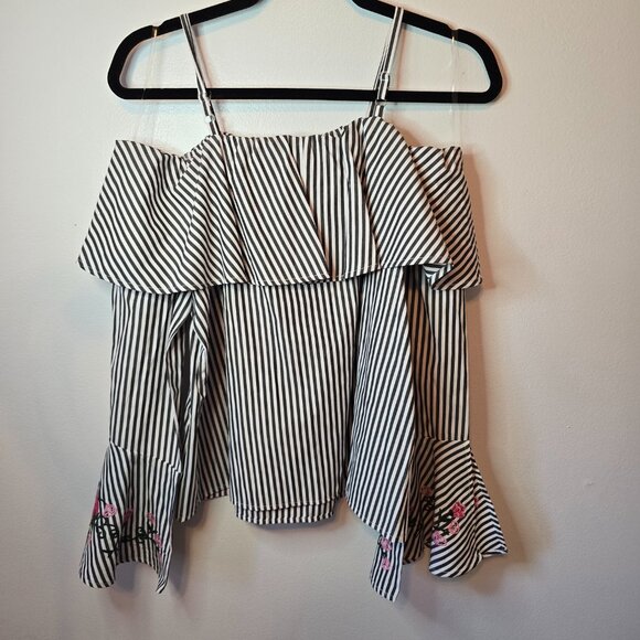 Striped off the shoulder top - Flared sleeves - Picture 2 of 3